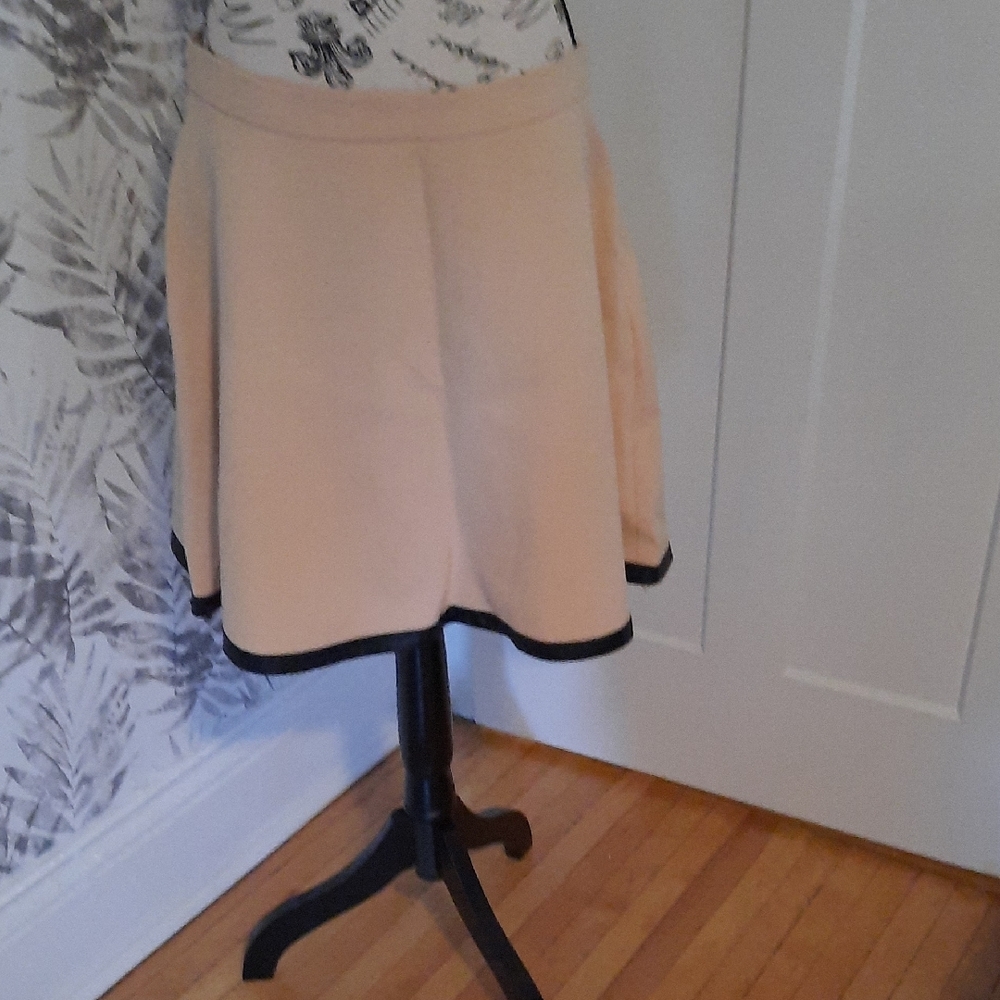 Club Monaco Elegant Cream Skirt with Black Trim